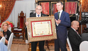 El presidente de la Federación, José Luis Bellido, recibe el título de presidente de Honor de la institución. 