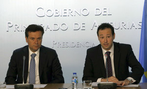 El consejero de Empleo, Francisco Blanco, y el Consejero de Presidencia, Guillermo Martínez, en la rueda de prensa tras el Consejo de Gobierno. 
