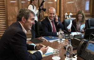 Fernando Clavijo –en primer término–, durante el Consejo de Gobierno de la pasada semana.