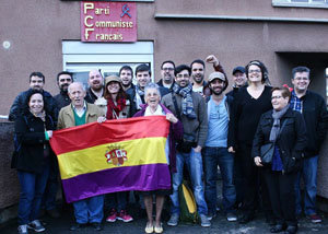 Algunos de los participantes en la Asamblea de IU posan con la bandera republicana.