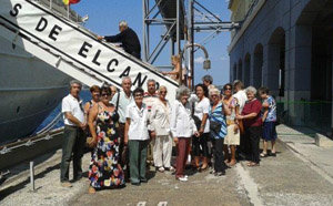 Un grupo de españoles y descendientes, durante la visita al Juan Sebastián Elcano.