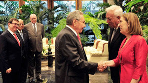 Un momento del saludo entre Ana Pastor y García-Margallo con Raúl Castro. 