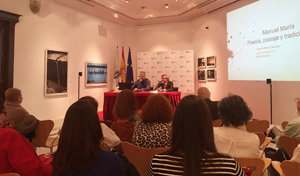 3. La mesa, con parte del público qu asistió a la Casa para conmemorar el día de las Letras