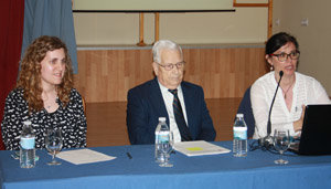 Elena Marqués Núñez disertó sobre Manuel María. Con ella, Alfredo Otero, presidente del Lar, y Sandra Rodríguez, vocal de la entidad.