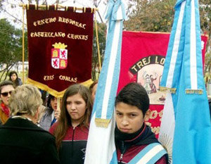 El Centro Castellano y Leonés participó con su estandarte. 