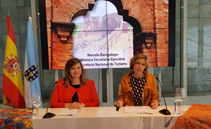 Marcela Bacigalupo y Nava Castro, durante la presentación en Santiago. 
