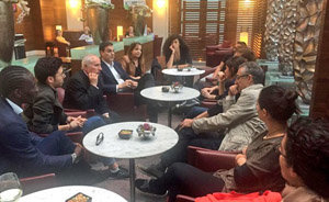 Pedro Sánchez, durante la reunión con miembros de la colectividad. 