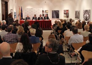 Un momento del acto, con público