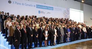 Autoridades y participantes posan en la foto de familia del Pleno de 2012.