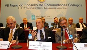 Manuel Fraga, acompañado por Aurelio Miras Portugal, y el entonces embajador de España, presidió el Pleno que se celebró en Buenos Aires en 2003.