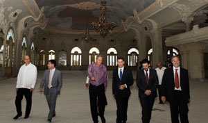 Feijóo, acompañado por Miranda y el embajador de España, visita las obras de remodelación del Centro Gallego. 