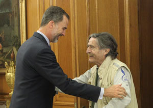 El rey Felipe saluda al director de la Ruta Quetzal, Miguel de la Cuadra-Salcedo, en la recepción de 2015.