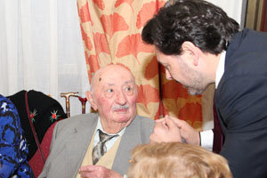 Rodríguez Miranda charla con el único socio vivo de los fundadores de la Casa.