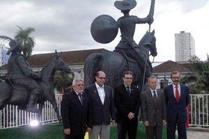 Las autoridades junto al conjunto escultórico inaugurado.