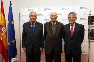 FOTO LALIN PRESS 1. De izquierda a derecha, el delegado de la Xunta en Madrid José Ramón Ónega, el presidente del Consejo de Estado, José Manuel Romay y el conferenciante, Xesús Palmou