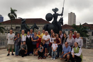Algunos de los asistentes posaron junto al conjunto escultórico del Quijote.