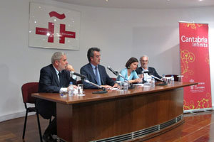 El consejero Francisco Martín, presenta la oferta turística de Cantabria en el Cervantes de Lisboa.