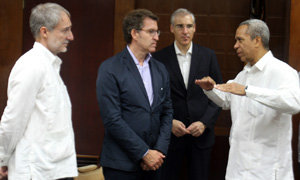 Feijóo conversa con Antonio Luis Carricarte, viceministro primero del MINCEX.