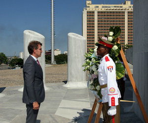 Feijóo, durante la ofrenda floral en el monumento a José Martí.