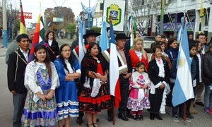 Los representantes de la Asociación Española, durante el acto.
