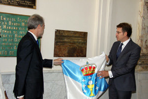 Feijóo y el embajador de España descubren una placa que inmortaliza el evento.