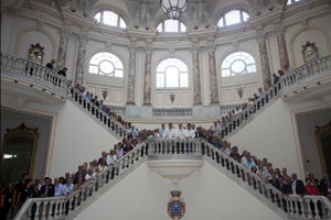 Feijóo y dirigentes de la Xunta posan con los representantes de la emigración en la escalera del  Centro Gallego.
