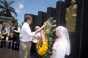 El presidente de la Xunta, durante la ofrenda floral en el panteón de Naturales de Galicia.