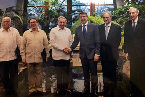 Feijóo y Rául Castro, acompañados por sus delegaciones, se saludan antes de su reunión.