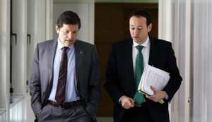 Javier Fernández y Guillermo Martínez, tras la reunión del Consejo de Gobierno. 