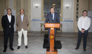 Botas, acompañado por Feijóo y directivos de Abanca, durante su intervención. 