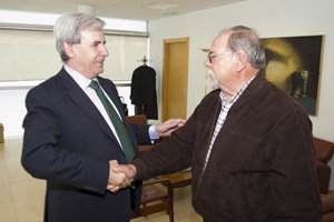 Rafael de la Sierra saluda a José Ángel Diego.