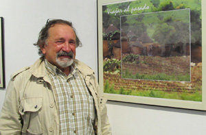 Fernández Liz ante una de sus obras