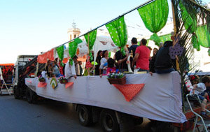 Una de las carrozas que desfiló en la romería. 
