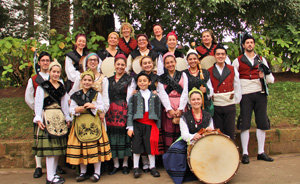 Miembros del Grupo de Baile y Banda de Gaitas de LAndarina.
