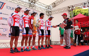 Antonio Gil, entregado el premio.
