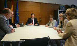 Guillermo Martínez y Begoña Serrano, con los dirigentes de Mierenses en el Mundo.