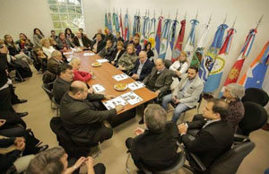 Mesa de reunión, encabezada por el secretario de Derechos Humanos de la Nación, Claudio Avruj, y el director nacional de Pluralismo e Interculturalidad, Julio Crocci, con la participación de Santos Gastón Juan, presidente de Ajdera.