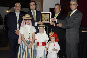 Moisés Morera –2º dcha.– recibe una Placa de Reconocimiento de manos del presidente del HCV, Javier Medina, en compañía del vicepresidente y del secretario general de la entidad canaria.
