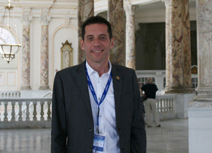 Roberto González.