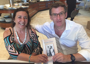 Del Río entregó su libro al presidente Feijóo, durante su estancia en La Habana.