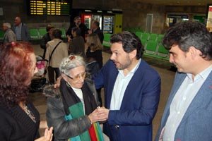 Miranda saluda a María, llegada de Argentina, que hacía 67 años que no pisaba Galicia, junto a Diego Calvo y una familiar de María.