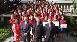El secretario de Estado, junto con los alumnos de la Escuela Diplomática. 