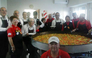 Miembros de la Asociación Española de Coronel Dorrego cocinaron la paella en favor del Hogar de Ancianos.