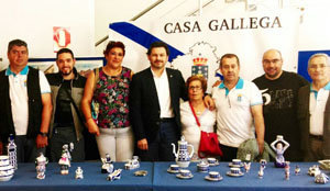 El secretario xeral, con socios de la Casa Galega en Fuenlabrada.