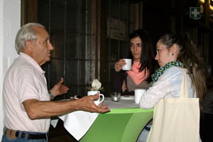 Eufemiano Cascón, uno de los fundadores de la Confederación, habla con dos jóvenes participantes.