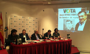 CM.Henrique Alvarellos, Rivas Fontán, el delegado de la Xunta en Madrid José Ramón Ónega, Adrián Rodríguez y Manuel Jabois con la proyección de imágenes significativas de la vida de Fontán