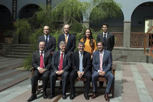 Los asistentes a la Reunión posan en el patio.