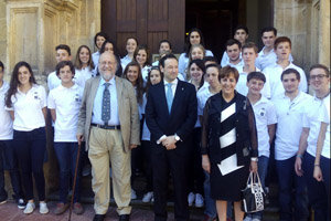 El consejero de Presidencia y la directora de Emigración posan con el grupo de jóvenes de México.