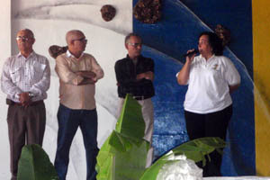 La presidenta de la Casa, Teresa Rodríguez, durante la bienvenida, en compañía del vicecónsul honorario en Guárico, del delegado del Gobierno de Canarias y del presidente de la Fundación Garajonay.