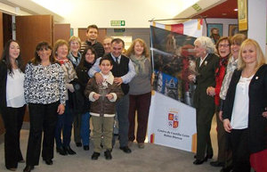 Los integrantes de la Comisión Directiva con el homenajeado.